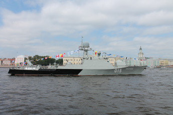 Картинка корабли крейсеры линкоры эсминцы парад река