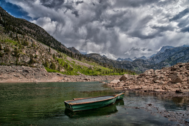 Обои картинки фото lake, sabrina, california, корабли, лодки, шлюпки, озеро, сабрина, калифорния, горы, камни