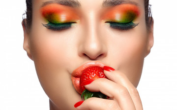 Картинка девушки -unsort+ лица +портреты губы ресницы тени клубника пальцы рука закрытые глаза макияж девушка