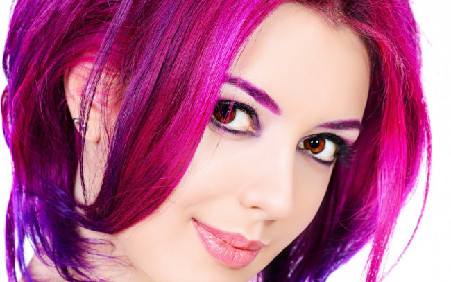 Обои картинки фото девушки, -unsort , лица,  портреты, девушка, взгляд, улыбка, губы, карие, глаза, волосы, фон