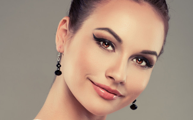 Обои картинки фото девушки, -unsort , лица,  портреты, девушка, макияж, взгляд, стрелки, волосы, сережки, улыбка