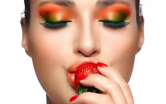 Обои картинки фото девушки, -unsort , лица,  портреты, губы, ресницы, тени, клубника, пальцы, рука, закрытые, глаза, макияж, девушка