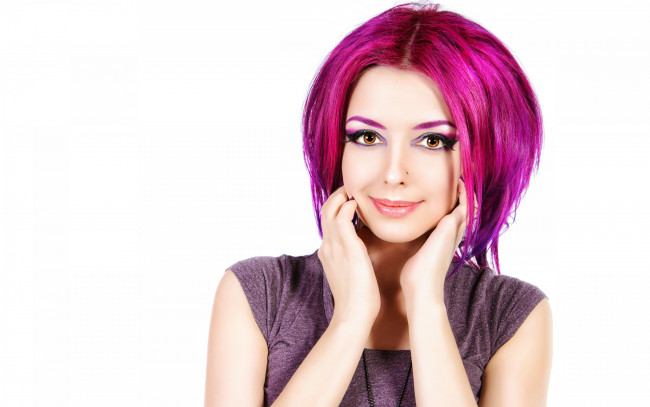 Обои картинки фото девушки, -unsort , лица,  портреты, модель, волосы, стрижка, макияж, карие, глаза, взгляд, руки, фон