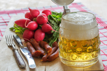 Картинка еда напитки +пиво редиска колбаски пиво