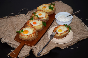 Картинка еда Яичные+блюда яичнича хлебцы сметана