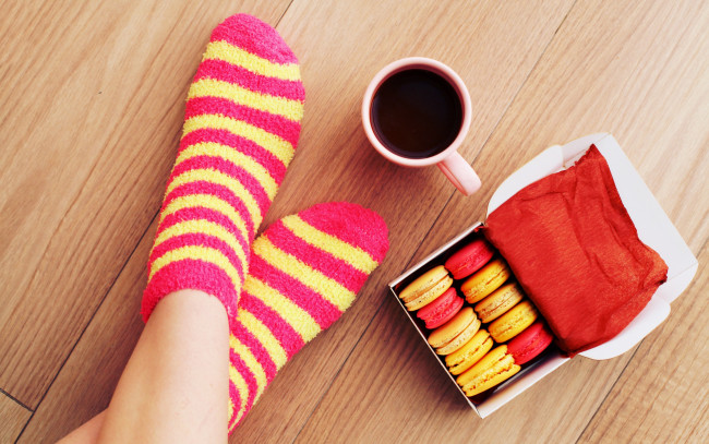 Обои картинки фото еда, макаруны, носки, макарун, ноги, чашка, socks, кофе, macaron, cup, coffee, печенье