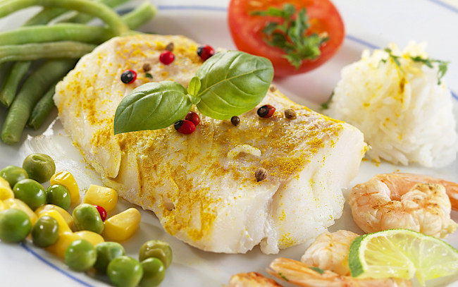 Обои картинки фото еда, рыба,  морепродукты,  суши,  роллы, кукуруза, горох, fish, shrimp, помидор, специи, рис, креветки