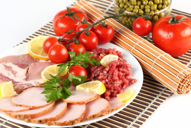 Обои картинки фото еда, колбасные изделия, meat, томаты, помидоры, лимон, ветчина, мясо, нарезка, горох, tomato, ham