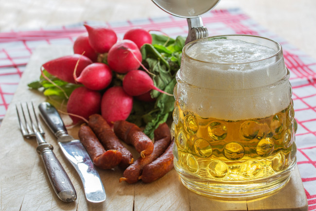 Обои картинки фото еда, напитки,  пиво, редиска, колбаски, пиво
