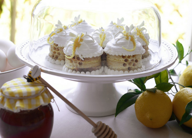 Обои картинки фото еда, пирожные,  кексы,  печенье, крем, мёд, банка, колпак