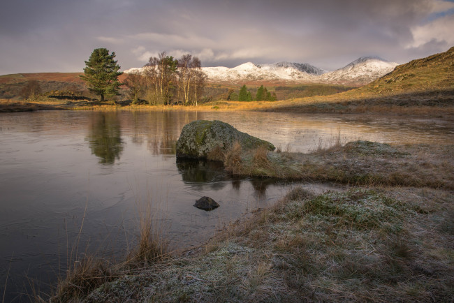 Обои картинки фото природа, реки, озера, горы, небо, пейзаж, камни, озеро, деревья, снег