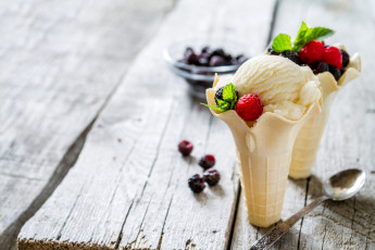 Картинка еда мороженое +десерты мята вафельный стаканчик малина ежевика