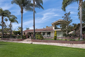 Картинка города -+здания +дома дорога пальмы газон