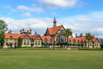 Картинка новая+зеландия города -+здания +дома газон пальмы скамейки облака