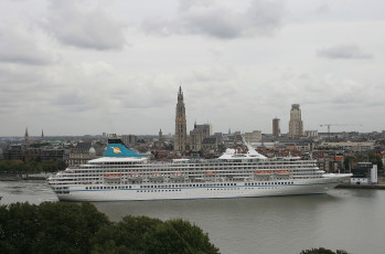 Картинка корабли лайнеры деревья облака здания водоем
