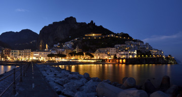 Картинка италия города -+огни+ночного+города горы ночь деревья освещение здания фонари камни водоем