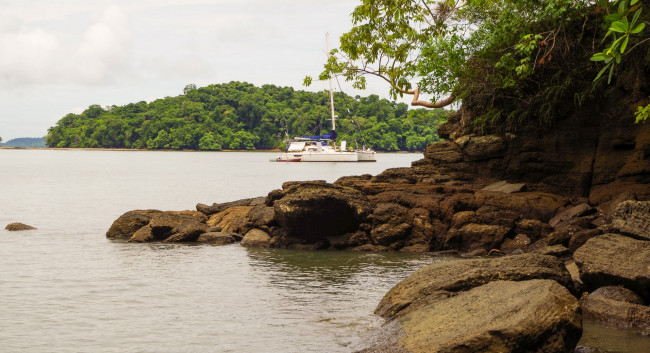 Обои картинки фото корабли, катамараны и тримараны, камни, деревья, водоем