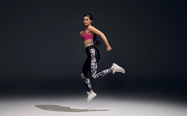 Обои картинки фото девушки, -unsort , брюнетки,  шатенки, кроссовки, прыжок, kylie, jenner, штаны, топ