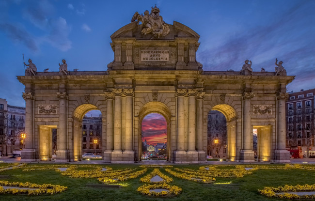 Обои картинки фото мадрид, города, мадрид , испания, здания, цветы, газон