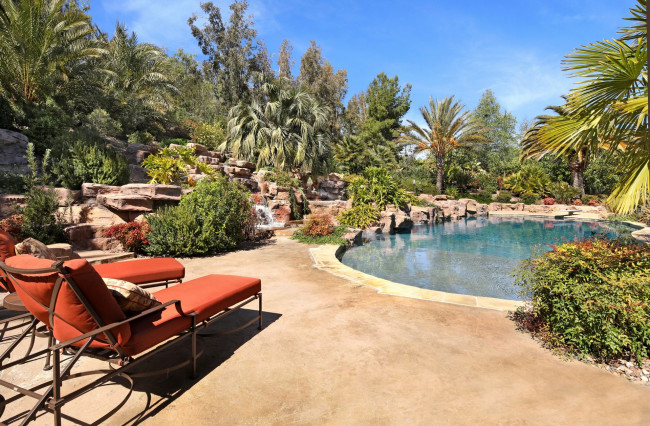 Обои картинки фото интерьер, бассейны,  открытые площадки, камни, пальмы, шезлонг