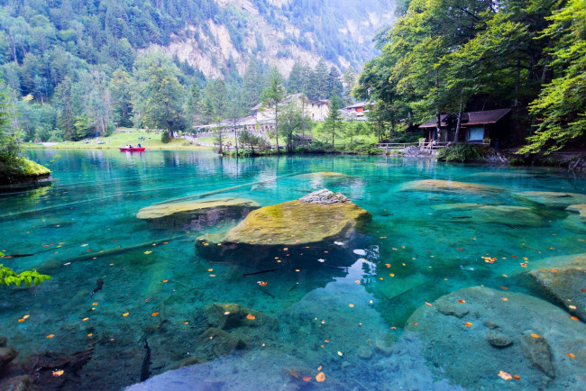 Обои картинки фото города, - пейзажи, холм, деревья, камни, лодка, водоем, здания