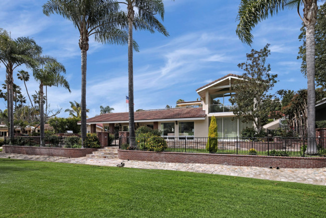 Обои картинки фото города, - здания,  дома, дорога, пальмы, газон