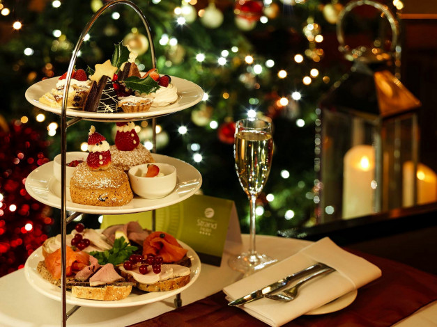 Обои картинки фото праздничные, угощения, елка, бутерброды, пирожные