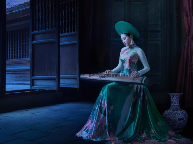 Обои картинки фото музыка, -другое, девушка, поза, стиль, комната, модель, плитка, игра, обработка, шляпа, двери, платье, арт, наряд, азия, ваза, азиатка, шторы, сидит, играет, помещение, музыкальный, инструмент