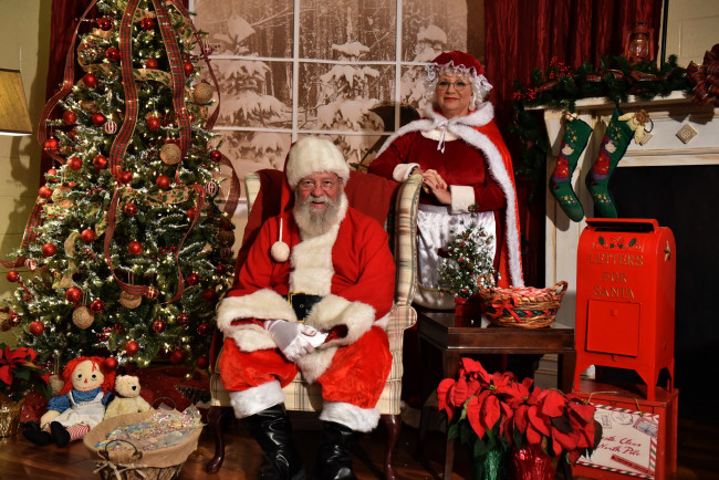 Обои картинки фото праздничные, дед мороз,  санта клаус, елка, санта, камин