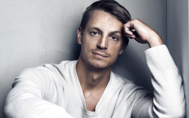 Обои картинки фото мужчины, joel kinnaman, поза