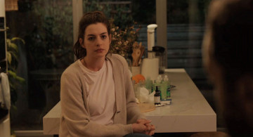 Картинка кино+фильмы locked+down девушка стол флаконы