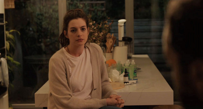 Обои картинки фото кино фильмы, locked down, девушка, стол, флаконы