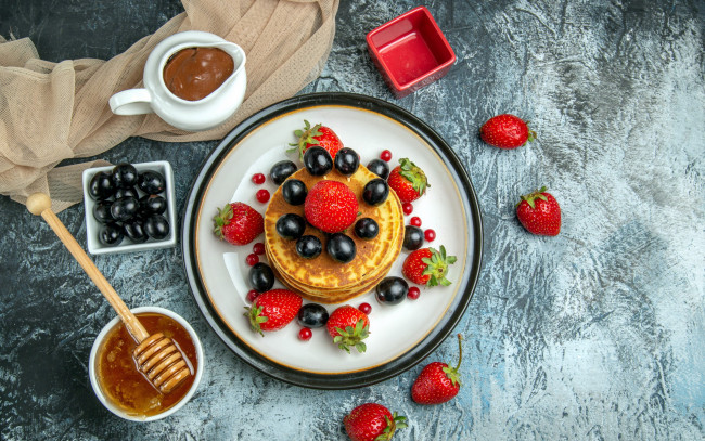 Обои картинки фото еда, блины,  оладьи, мед, джем, оладьи, виноград, клубника