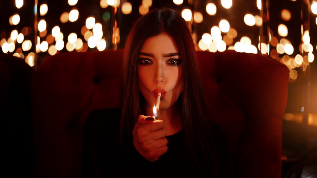 Обои картинки фото девушки, - лица,  портреты, брюнетка, зажигалка, сигарета, anna, zilberstein