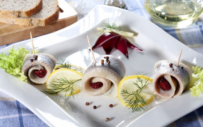 Обои картинки фото еда, рыбные блюда,  с морепродуктами, лук, селедка, укроп