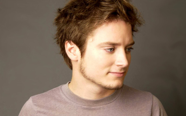 Обои картинки фото мужчины, elijah wood, актер, лицо, футболка