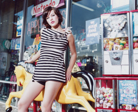 Картинка девушки milla+jovovich шатенка платье лошадка витрина