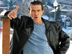 Картинка мужчины antonio+banderas актер куртка деревня зима снег