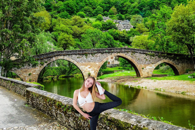 Обои картинки фото девушки, macy meadows, река, мост, улыбка, поза