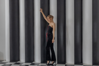 Картинка сексуальная+девушка девушки -+брюнетки +шатенки девушка женщина шатенка темноволосая сексуальная модель звезда позирует разная обувь верхняя стильная одежда нижнее эротическое бельё трусы лифчик колготки чулки аксессуары макияж и множество элементов на фотографии