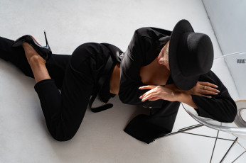 Картинка сексуальная+девушка девушки -+блондинки +светловолосые девушка женщина блондинка светловолосая сексуальная модель звезда позирует разная обувь верхняя стильная одежда нижнее эротическое бельё трусы лифчик колготки чулки аксессуары макияж и множество элементов на фотографии