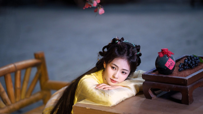 Обои картинки фото moonlight mystique, кино фильмы, девушка, стол, стул, виноград, вино, кувшин