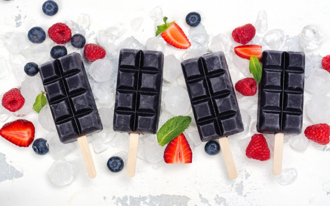 Обои картинки фото еда, мороженое,  десерты, ягоды, шоколадное, лед