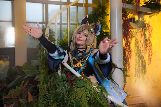 Обои картинки фото девушки, светлана хофман , lunny chan, образ, костюм, косплей, наряд, жест, растения, лестница