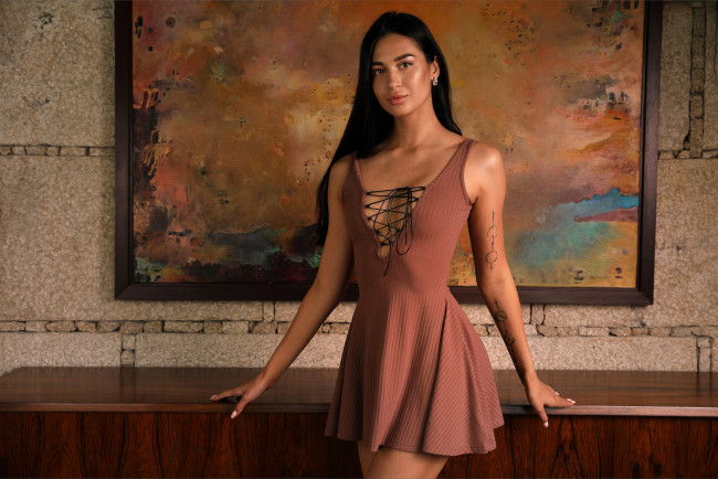 Обои картинки фото сексуальная девушка, девушки, - брюнетки,  шатенки, девушка, женщина, брюнетка, темноволосая, сексуальная, модель, звезда, позирует, разная, обувь, верхняя, стильная, одежда, нижнее, эротическое, бельё, трусы, лифчик, колготки, чулки, аксессуары, макияж, и, множество, элементов, на, фотографии