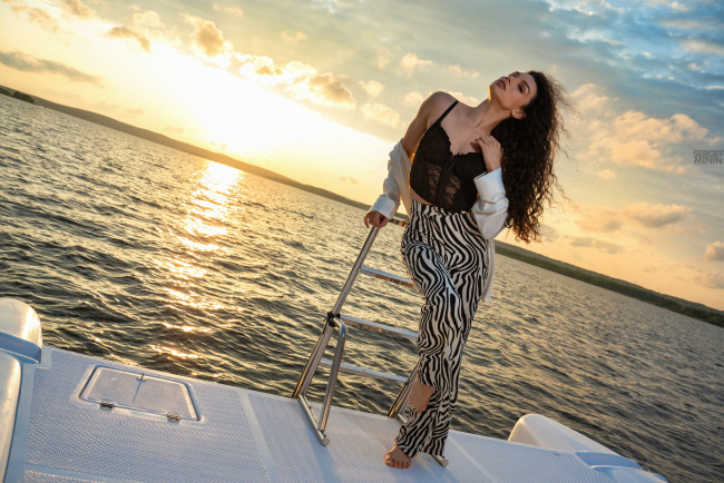 Обои картинки фото сексуальная девушка, девушки, - брюнетки,  шатенки, девушка, женщина, брюнетка, темноволосая, сексуальная, модель, звезда, позирует, разная, обувь, верхняя, стильная, одежда, нижнее, эротическое, бельё, трусы, лифчик, колготки, чулки, аксессуары, макияж, и, множество, элементов, на, фотографии