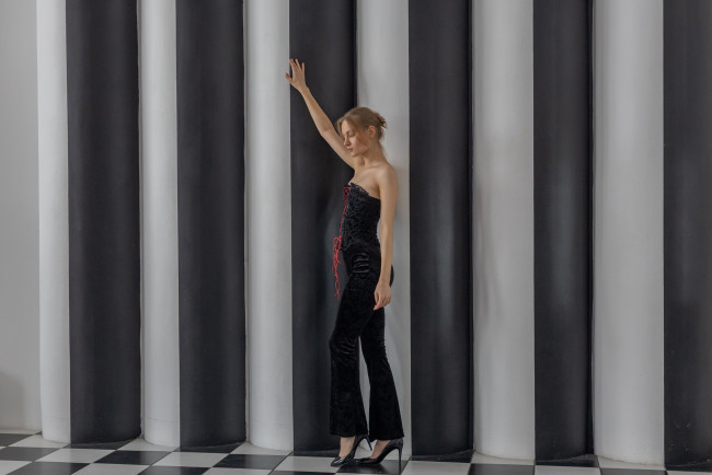 Обои картинки фото сексуальная девушка, девушки, - брюнетки,  шатенки, девушка, женщина, шатенка, темноволосая, сексуальная, модель, звезда, позирует, разная, обувь, верхняя, стильная, одежда, нижнее, эротическое, бельё, трусы, лифчик, колготки, чулки, аксессуары, макияж, и, множество, элементов, на, фотографии