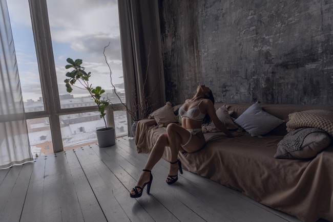 Обои картинки фото сексуальная девушка, девушки, - брюнетки,  шатенки, девушка, женщина, брюнетка, темноволосая, сексуальная, модель, звезда, позирует, разная, обувь, верхняя, стильная, одежда, нижнее, эротическое, бельё, трусы, лифчик, колготки, чулки, аксессуары, макияж, и, множество, элементов, на, фотографии