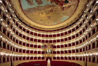 Картинка оперный театр сан карло неаполь италия интерьер театральные концертные кинозалы роспись ложи позолота