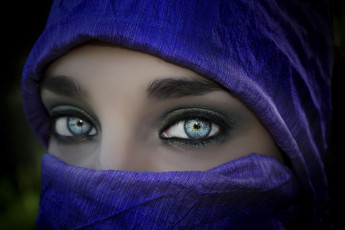 Картинка разное глаза девушка чадра